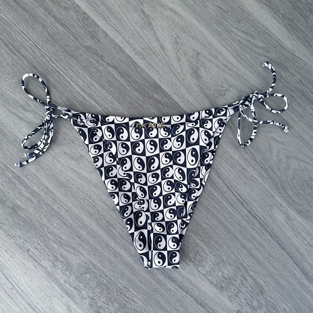 Skatie Swim x Salty Blonde Vera Tie Bikini Bottom Barbados Yin Yang Navy Blue M